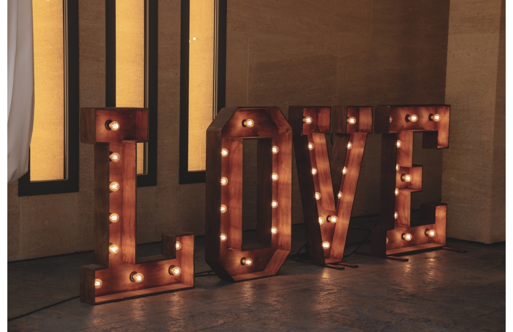LOVE géant